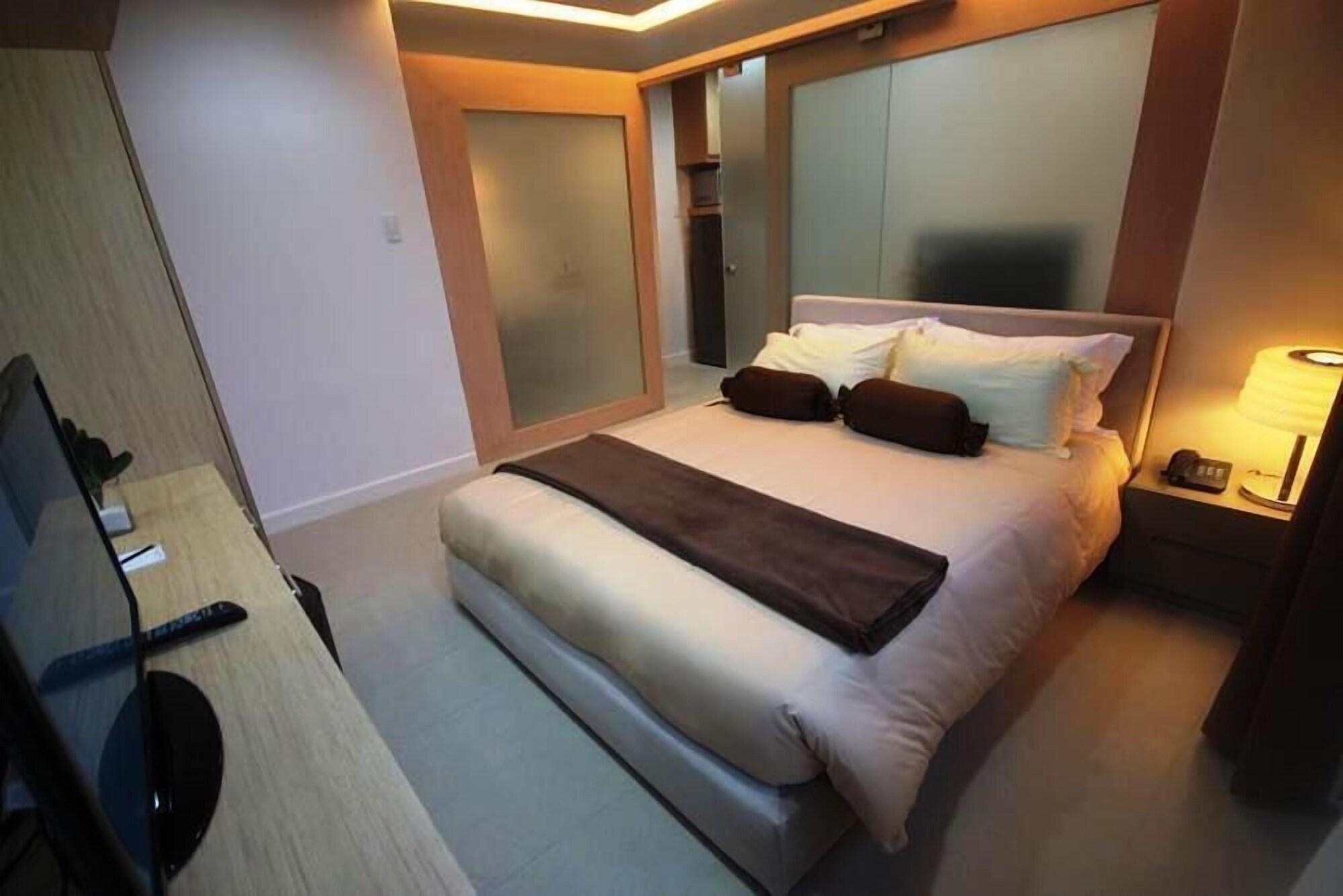 Aparthotel Bsa Twin Towers Mandaluyong Esterno foto