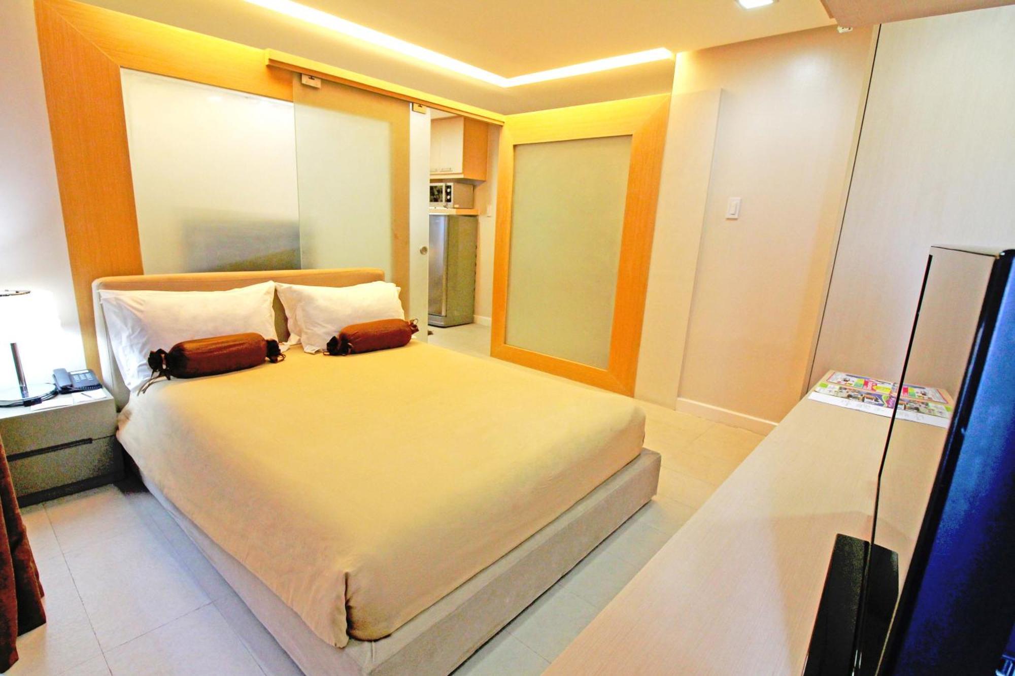 Aparthotel Bsa Twin Towers Mandaluyong Esterno foto