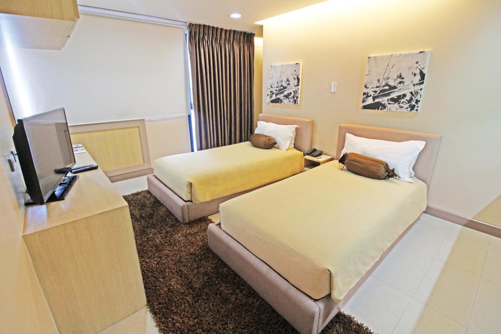 Aparthotel Bsa Twin Towers Mandaluyong Esterno foto