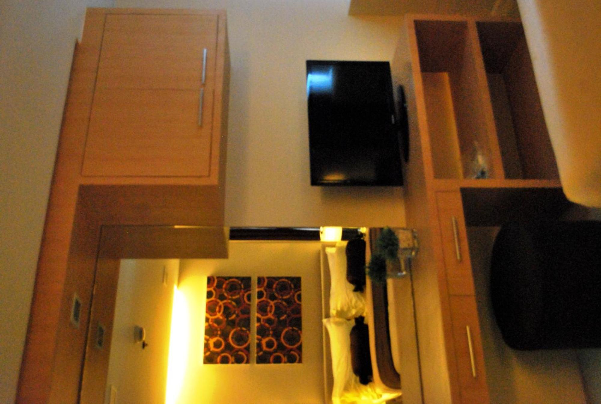 Aparthotel Bsa Twin Towers Mandaluyong Esterno foto
